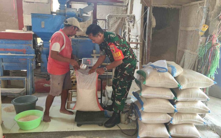 Babinsa Tasikmadu Serda Karim pantau kualitas penggilingan padi 