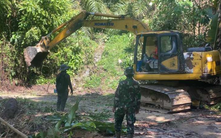 Pembangunan jalan penghubung desa terisolir 