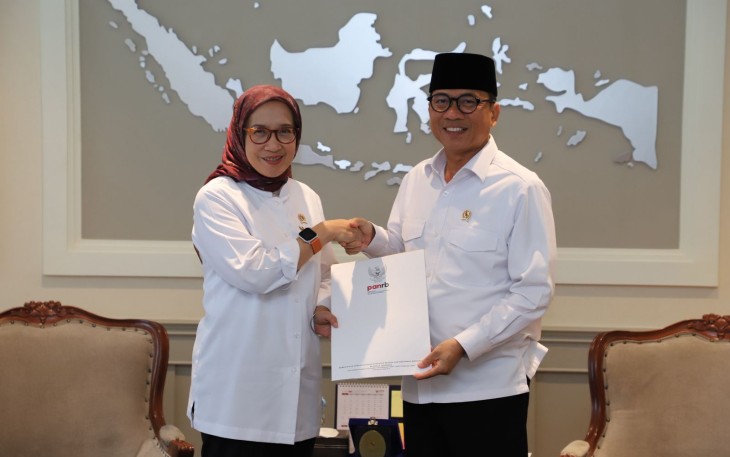 Mendes PDT Yandri Susanto bersama MenPAN Rini Widyantini di Jakarta, Senin (19/5)