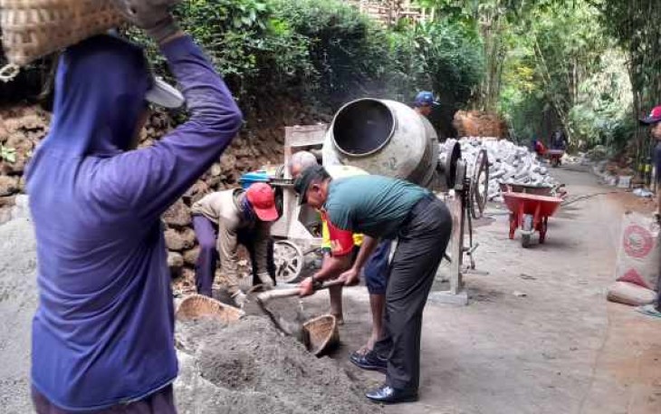 Gotong royong bersama warga desa binaan 
