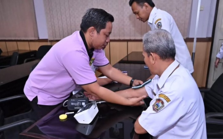 Salah satu karyawan Setda Karanganyar menjalani pemeriksaan kesehatan di Ruang Podang I Kantor Bupati Karanganyar