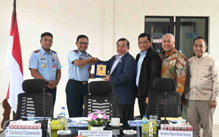 Dankosek I Medan Marsma TNI Imam Subekti memberikan cenderamata anggota DPR RI 