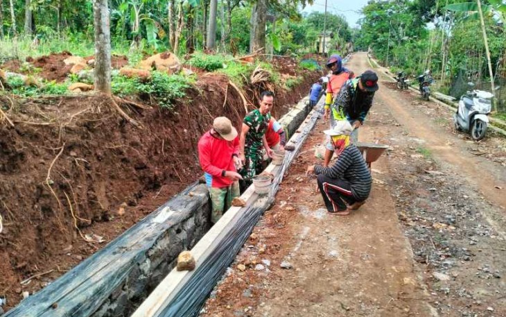 Bantu pembuatan saluran drainase di wilayah desa binaan 