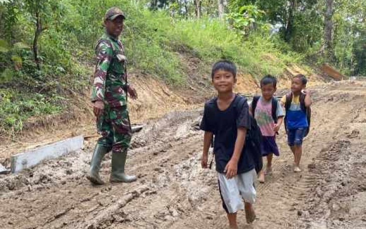 Anak-anak meraih mimpi berangkat sekolah melewati jalan berlumpur 