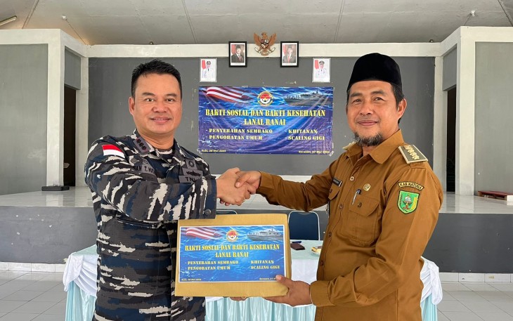 Prajurit Pangkalan TNI AL Ranai (Lanal Ranai) laksanakan Bakti Sosial dan Bakti Kesehatan di Pulau Subi, Senin (26/05/2025)