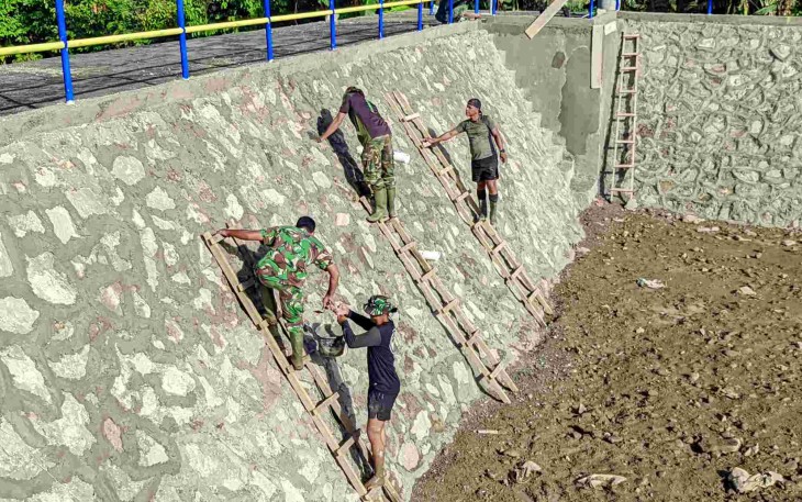 Finishing embung Desa Barua 