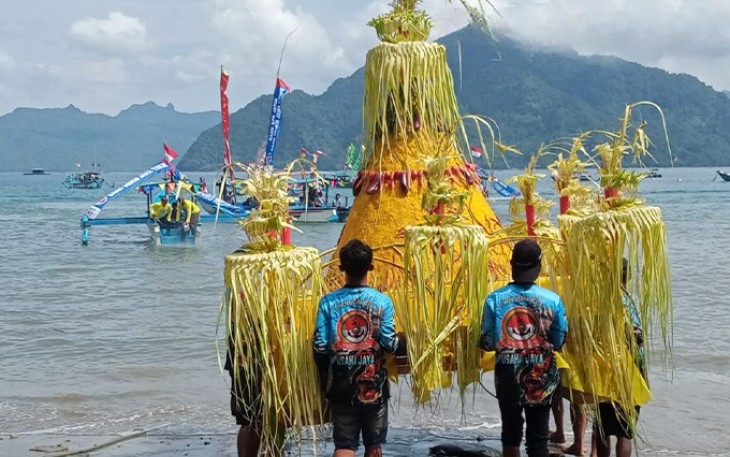 Tradisi Larung Sembonyo di Kabupaten Trenggalek 