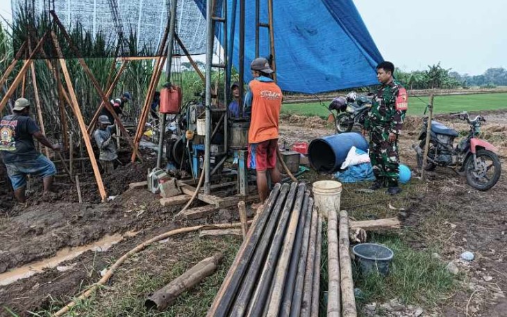 Pengerjaan sumur bor di wilayah desa binaan 