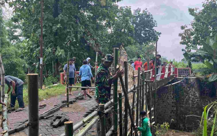 Perbaikan jalan rusak akibat longsor di wilayah desa binaan 