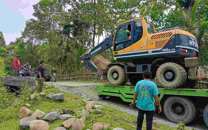Alat berat ratakan jalan lokasi TMMD ke 124 Kodim Palopo 