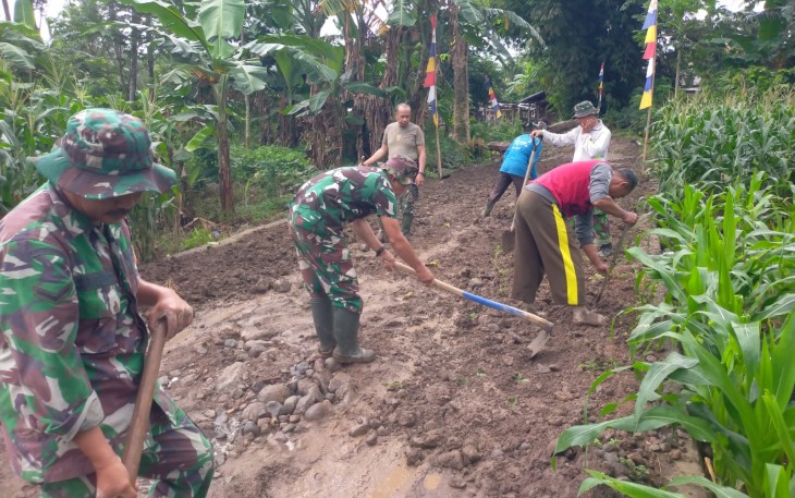 Perataan jalan menuju embung