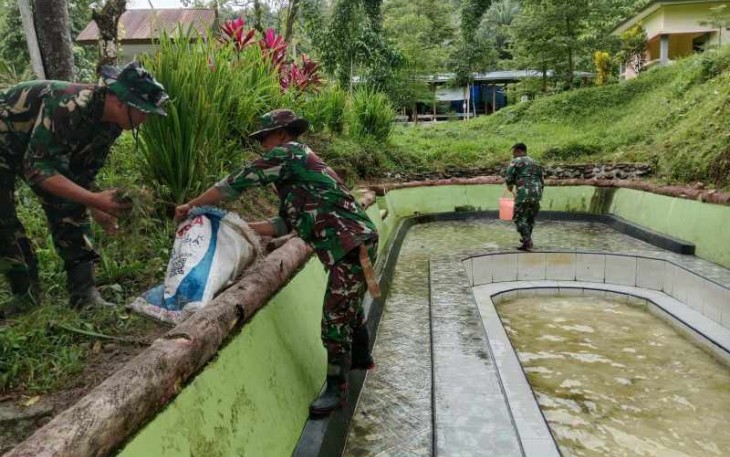 Pembersihan lingkungan di lokasi TMMD Kodim Palopo 