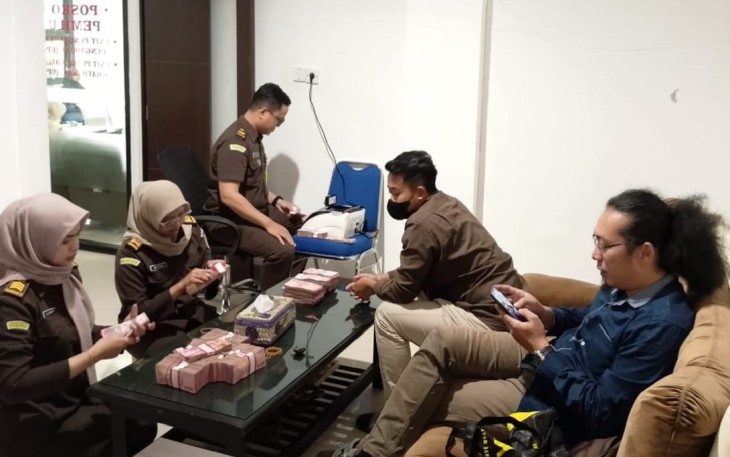 Tim penyidik Kejari Karanganyar sedang mencacah pengembalian uang dari P dan A, dua tersangka kasus dugaan korupsi pengadaan alkes di Dinkes Karanganyar, Selasa (3/6/2025). Foto: Istimewa