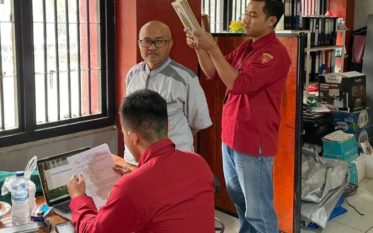 Penyidik Kejari Karanganyar sedang memeriksa mantan Dirut PT MAM Energindo, AA,  di Rutan Kelas II B Padang, Sumatera Barat , Selasa (3/6/2025). Foto: Istimewa