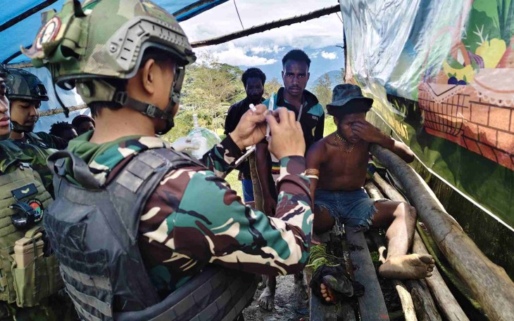 Satgas Yonif 700/Wyc obati pemuda Papua terluka terkena parang