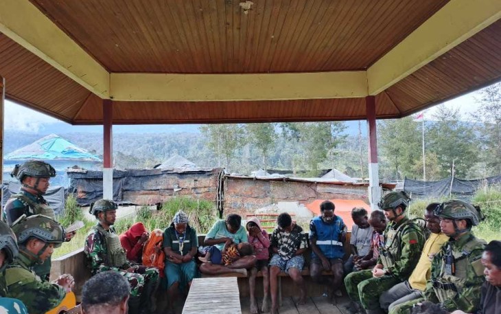 Prajurit TNI Menabur Kasih di Tanah Papua