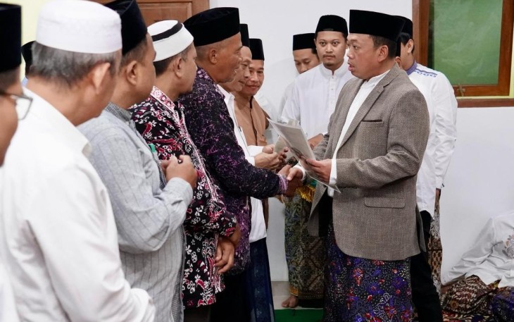 Menteri ATR/BPN Nusron Wahid saat menyerahkan sertipikat tanah wakaf di Jakarta 