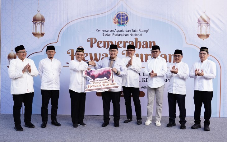 Kementerian Agraria dan Tata Ruang/Badan Pertanahan Nasional (ATR/BPN) menggelar penyerahan hewan kurban dalam rangka Hari Raya Iduladha 1446 Hijriah, Minggu (08/06/2025)