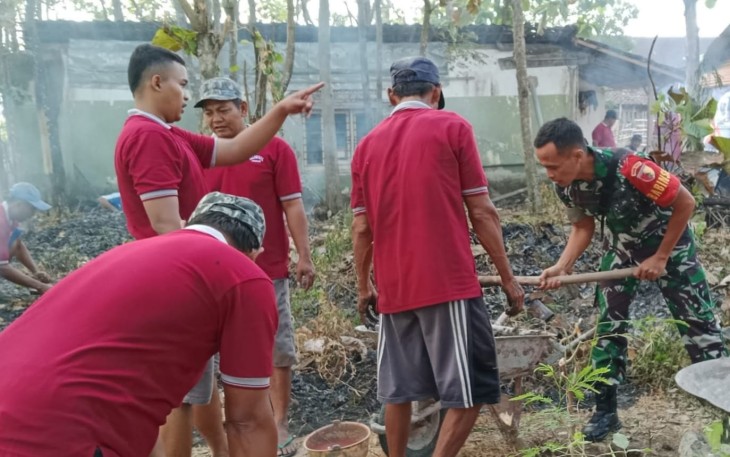 Babinsa Kodim Ponorogo Kerja Bati Bersih Bersih Lingkungan Bersama Warga 