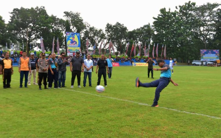 Danlanud J.B Soedirman Letkol Pnb Tatag Onne Setiawan kick off open tournament sepakbola Danlanud Cup XXIII tahun 2025 di Purbalingga, Kamis (19/6)