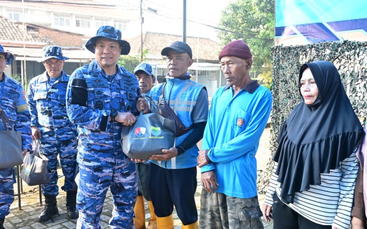 Lanud Husein Sastranegara Distribusikan Ratusan Paket Sembako