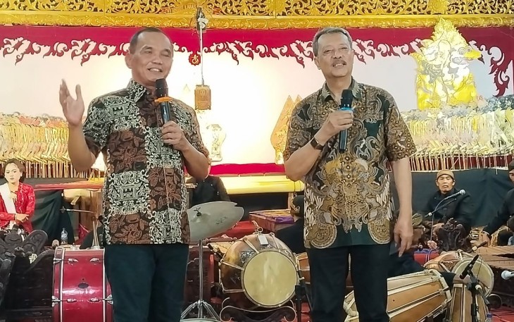 Ketua DPRD Jateng Sumanto saat mewawancarai KGPHA Benowo, dalam acara pergelaran wayang kulit dengan lakon Babad Wanamarta, di Desa Suruh, Tasikmadu, Karanganyar, Jumat (20/6/2025)