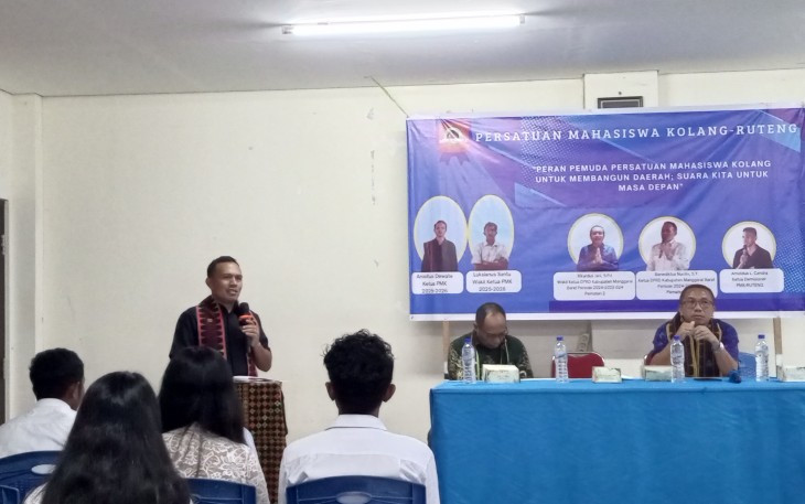 Ketua DPRD Manggarai Barat saat memberikan sambutan pada acara pelantikan Ketua baru Organisasi Perhimpunan Mahasiswa Kolang,Sabtu 21 Juni 2025 di Aula Stikes Unika Ruteng