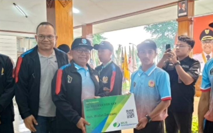 Bupati Blitar Rijanto Didampingi Ketua BPJS Ketenagakerjaan Cabang Blitar Eris Aprianto Secara Simbolis Serahkan Santunan Jaminan Sosial Ketenagakerjaan ke Atlet yang Akan Ikut Porprov Jatim Tahun 2025. (Foto : ist.)