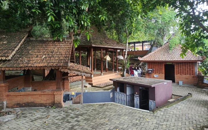 Sejumlah pengunjung berjalan-jalan melihat obyek yang ada di dalam kompleks destinasi wisata Sendang Bejen, Desa Mojoroto, Kecamatan Mojogedang, Kabupaten Karanganyar, Kamis (26/6/2025)