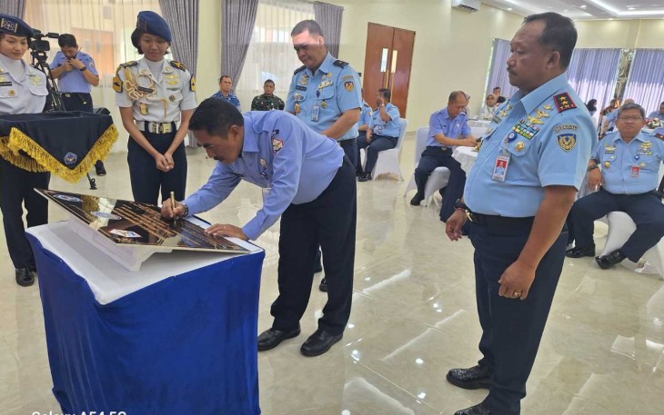 Ketua Umum Pengurus Yayasan Adi Upaya (Yasau) Marsekal Muda TNI (Purn) Ir. Tri Bowo Budi S., M.M., M.Tr. (Han) sedang menandatangani  Prasasti dalam acara Peresmian Aula "Bersama Kita Bisa" disaksikan Komandan Seskoau dan Rektor Universitas Nurtanio Bandung