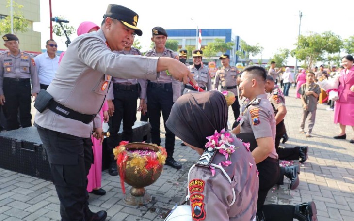 Kapolres Sukoharjo AKBP Anggaito Hadi Prabowo saat tradisi kenaikan pangkat personel, Senin (30/6)