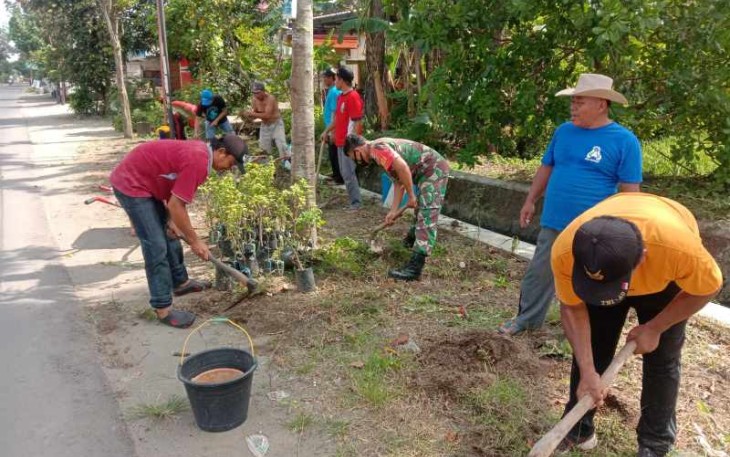 Pembersihan lingkungan di wilayah desa binaan 