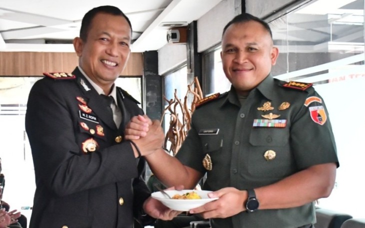 Danrem 081/DSJ Kolonel Arm Untoro Hariyanto memberikan nasi tumpeng kepada Kapolres Madiun AKBP Mohammad Zainur Rofik di HUT Bhayangkara Ke-79, Selasa (1/7)