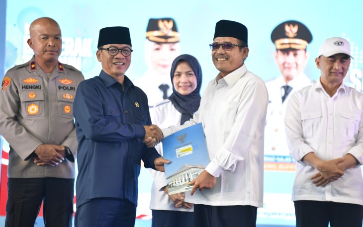 Menteri Desa dan Pembangunan Daerah Tertinggal (Mendes PDT) Yandri Susanto menyerahkan secara simbolis 326 Akta Notaris Koperasi Desa (Kopdes) Merah Putih di Pendopo Kabupaten Serang, Provinsi Banten, pada Rabu (2/7/2025)