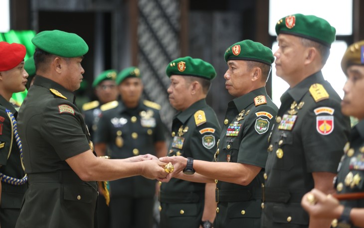 Kepala Staf Angkatan Darat (Kasad) Jenderal TNI Maruli Simanjuntak, M.Sc., memimpin Serah Terima Jabatan (Sertijab) dua Panglima Komando Daerah Militer (Pangdam) di Markas Besar Angkatan Darat (Mabesad), Kamis (3/7/2025)