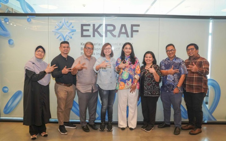 Wamenekraf Irene Umar foto bersama Volkswagen Indonesia di Jakarta, Kamis (3/7)