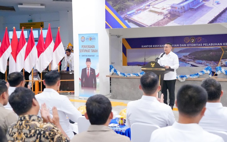 Wakil Menteri Agraria dan Tata Ruang/Wakil Kepala Badan Pertanahan Nasional (Wamen ATR/Waka BPN), Ossy Dermawan, dalam momen penyerahan 160 sertipikat tanah kepada masyarakat dan pemerintah daerah (Pemda) Sulawesi Tengah, di Terminal Penumpang Pelabuhan Donggala, Rabu (09/07/2025)