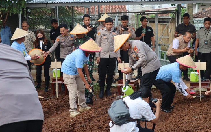 Polda Metro Jaya Tanam Jagung di Tangerang Selatan