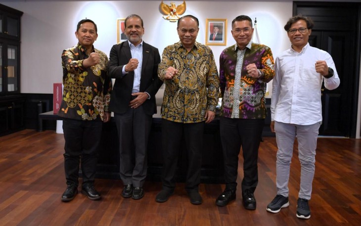 Menkop Budi Arie Setiadi foto bersama CEO Inkur Suroto dan Regional Director ICA Balu Iyer di Jakarta, Kamis (10/7)