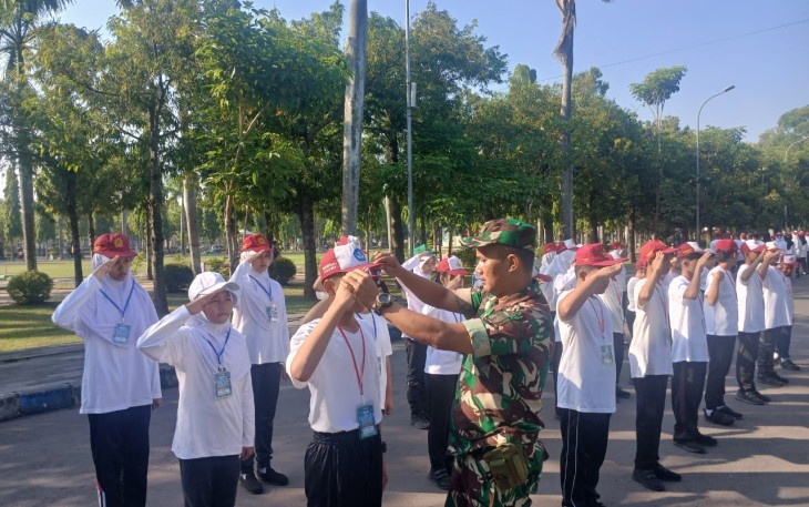 Babinsa Koramil 0805/01 Ngawi Gembleng Siswa SMP Dalam Giat MPLS 