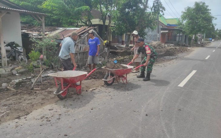 Babinsa Desa Krebet Bersama Warga Laksanakan Kerja Bakti Pembuatan Saluran Air