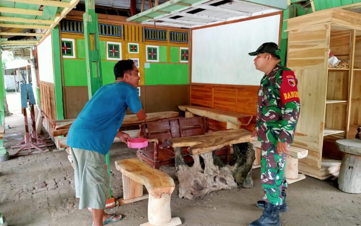 Babinsa Koramil Karangjati Komsos Dengan Pengrajin Mebel
