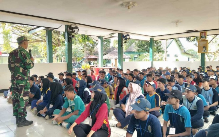 Personel Kodim 0801/Pacitan beri Materi WasBang Dan PBB Pada Siswa MPLS SMKN 3 Pacitan