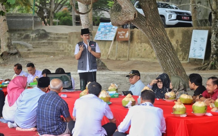 Bupati Trenggalek, Mochamad Nur Arifin, saat menerima kunjungan kerja Komisi D, DPRD Provinsi Jatim, di Pantai Mutiara, Desa Tasikmadu, Kecamatan Watulimo, Kabupaten Trenggalek, Rabu (16/7/2025)