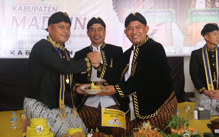 Dandim Madiun, Letkol Kav Widhi Bayu Sudibyo, menghadiri Upacara dan tasyakuran Peringatan Hari Jadi Kabupaten Madiun Ke-457 yang berlangsung di halaman Pendopo Ronggo Djumeno, Jumat (18/7)