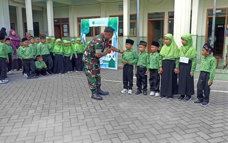 Sertu Sutrisno Tanamkan Semangat Kebangsaan di MI Miftahul Huda Trenggalek