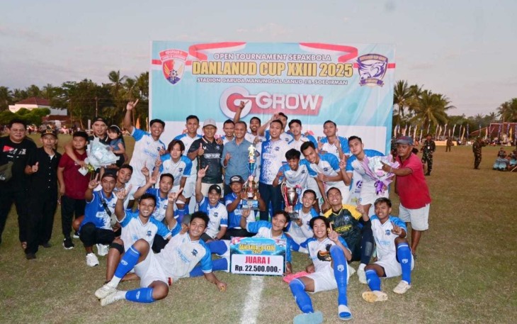 Danlanud J.B Soedirman Letkol Pnb Tatag Onne Setiawan tutup open tournament sepakbola Danlanud Cup XIII tahun 2025 di Purbalingga, Minggu (20/7)