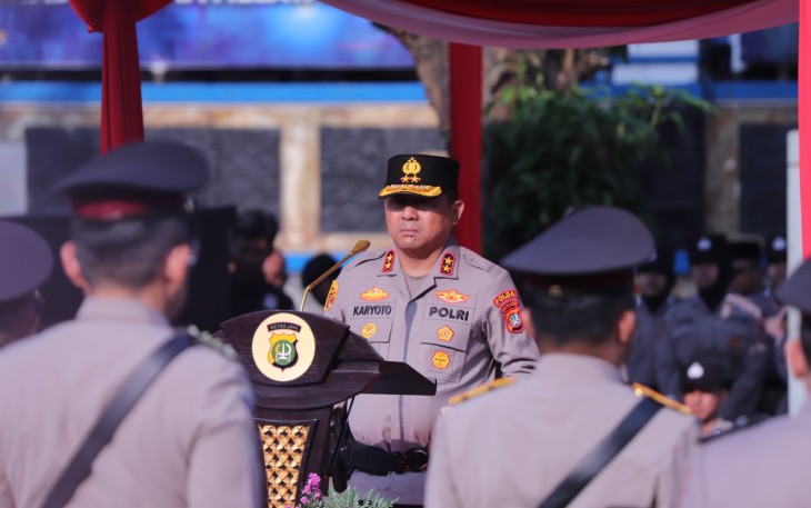 Kapolda Metro Jaya Irjen Pol. Karyoto memimpin langsung upacara serah terima jabatan (sertijab) sejumlah Pejabat Utama (PJU) dan Kapolres jajaran Polda Metro Jaya. Upacara tersebut dilaksanakan di Lapangan Presisi Ditlantas Polda Metro Jaya, Senin (21/7/2025)