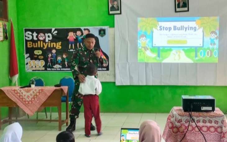 Serma Sugiarto, Babinsa Randualas dari Koramil 0803/07 Kare mendatangi sekolah-sekolah untuk menyampaikan sosialisasi penting yang bertajuk stop bullying