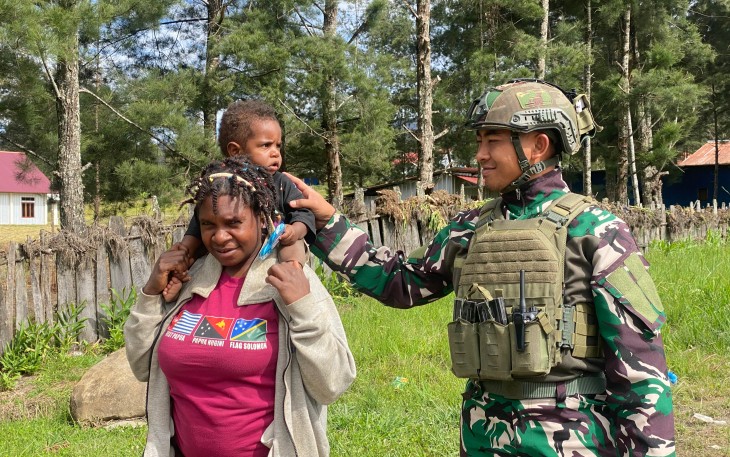 Satgas TNI Menyapa dengan Hati Bukan Sekedar Permen